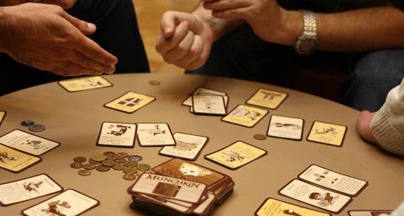 Карточная игра "Манчкин": новый взгляд на традиционные настолки