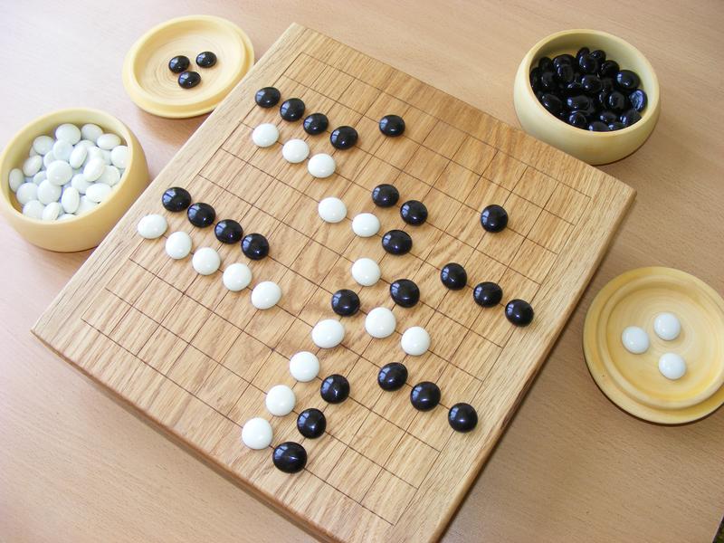 Китайская игра с камнями. Настольная игра с камешками. Корейская игра с камешками. Японская игра настольная с камнями.